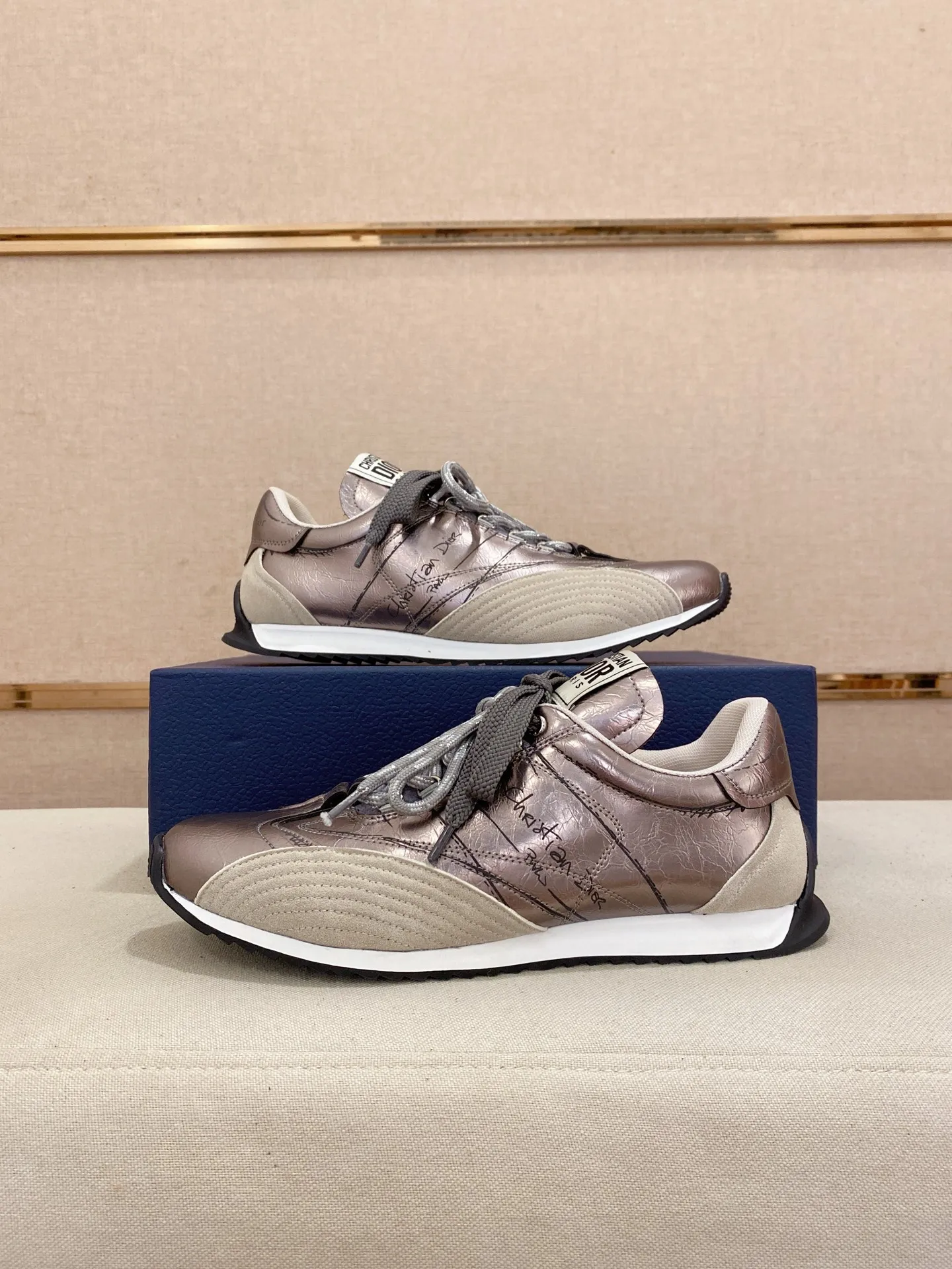 Men's shoes💰: 500💰Couple style💏 [Dior·Dior] New casual sports style men's shoes, new spring and summer design, perfect workmanship, lace-up lazy style to create wardrobe quality, upper: imported first-layer cowhide, mesh breathable lining soft and comfortable, ultra-light TPU wear-resistant outsole, simple, versatile fashion men's shoes, excellent color code number 35--44. (45,46 customized items are not returnable or exchangeable)